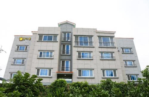 Seongsan House | Welcoming Haeneoul: Family-Friendly with Breakfast Included