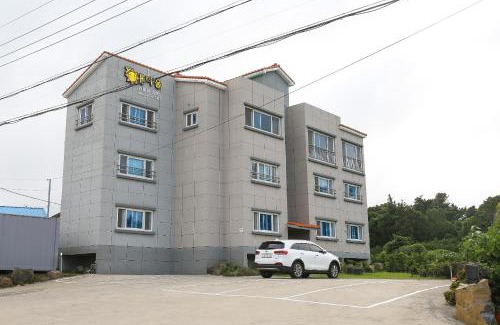 Seongsan House | Welcoming Haeneoul: Family-Friendly with Breakfast Included