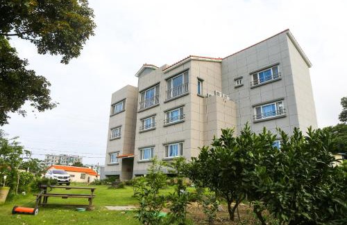 Seongsan House | Welcoming Haeneoul: Family-Friendly with Breakfast Included