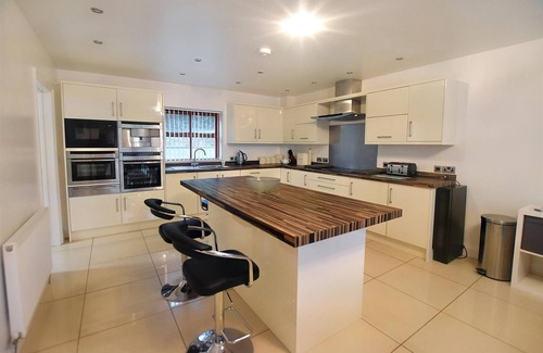 Amroth House | Premium Hafan Dawel: 6 Bedrooms with Oceanfront Views