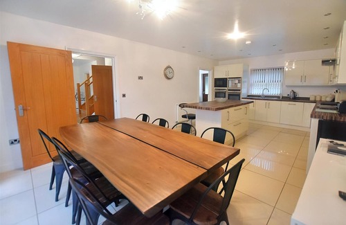 Amroth House | Premium Hafan Dawel: 6 Bedrooms with Oceanfront Views