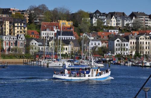 Flensburg Apartment | Scenic Hafenblick: Family-Friendly Stay at Kapitänshaus