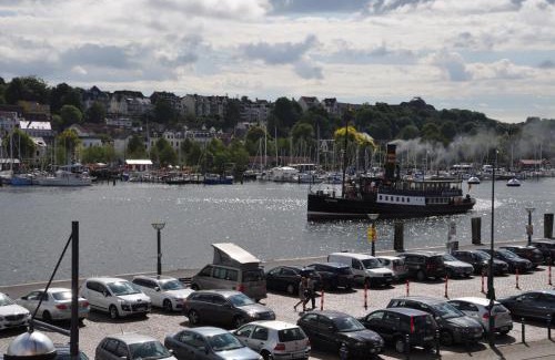 Flensburg Apartment | Scenic Hafenblick: Family-Friendly Stay at Kapitänshaus