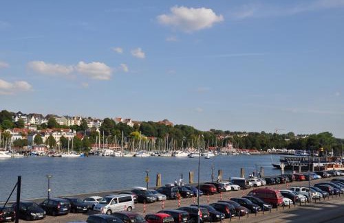 Flensburg Apartment | Scenic Hafenblick: Family-Friendly Stay at Kapitänshaus