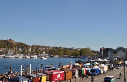 Flensburg Apartment | Scenic Hafenblick: Family-Friendly Stay at Kapitänshaus