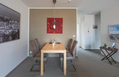 Zentrum Apartment | Hafenflair: Family-Friendly Retreat with Great Reviews