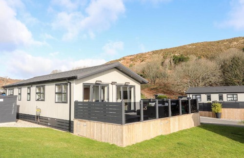 Mynytho House | Hafod 3: Pet-Friendly Retreat with Pool & Family Amenities