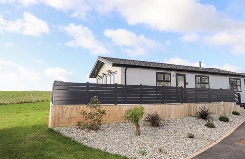 Mynytho House | Hafod 3: Pet-Friendly Retreat with Pool & Family Amenities
