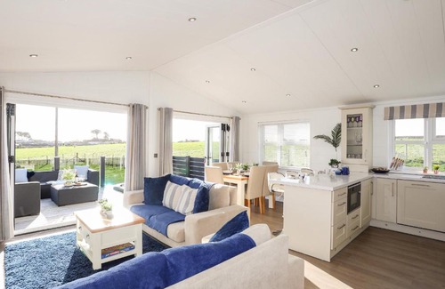 Mynytho House | Hafod 3: Pet-Friendly Retreat with Pool & Family Amenities