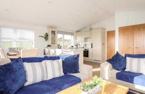 Mynytho House | Hafod 3: Pet-Friendly Retreat with Pool & Family Amenities