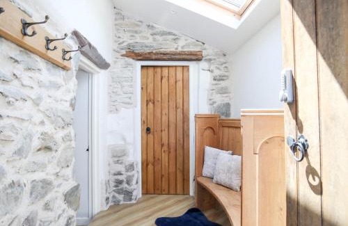 Corwen House | Elegant Hafotty Gelynen: Pet-Friendly Retreat with Pool