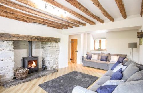 Corwen House | Elegant Hafotty Gelynen: Pet-Friendly Retreat with Pool