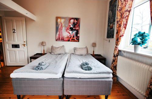 Orebro Bed & Breakfast | Cozy HagbackensGård Bed & Breakfast with Family-Friendly Amenities