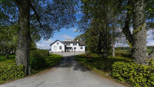 Orebro Bed & Breakfast | Cozy HagbackensGård Bed & Breakfast with Family-Friendly Amenities