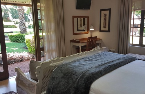 Newcastle Bed & Breakfast | Inviting Haggards Bed and Breakfast with Pool & Dining
