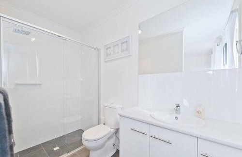 Hahndorf House | Elegant Hahndorf Haven: Family-Friendly with Breakfast