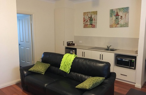 Hahndorf Cottage | Top-Rated Hahndorf Oak Tree Cottages with Family Amenities