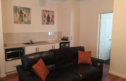 Hahndorf Cottage | Top-Rated Hahndorf Oak Tree Cottages with Family Amenities