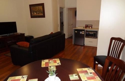 Hahndorf Cottage | Top-Rated Hahndorf Oak Tree Cottages with Family Amenities