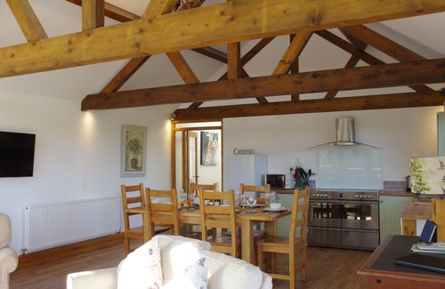 Crew Green Cottage | Pet-Friendly HAIMWOOD BYETAKE with Inviting Garden