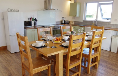 Crew Green Cottage | Pet-Friendly HAIMWOOD BYETAKE with Inviting Garden