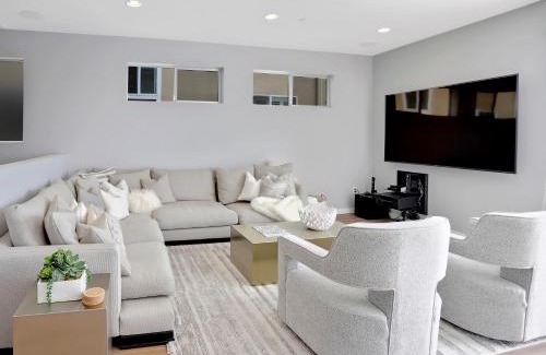 Crown Point House | Dreamy Haines Home with Bay Views & Rooftop Fire Pit