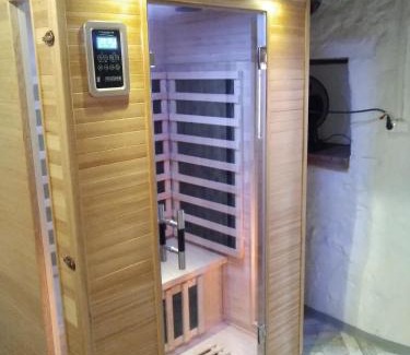 Kisapati Villa | Discover Hajni Vendégház: Pet-Friendly Retreat with Hot Tub