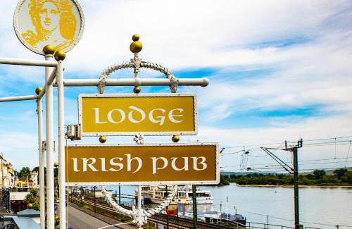 Mainz-Bingen Cabin | Hajo's Germania Lodge & Irish Pub: Family-Friendly Retreat