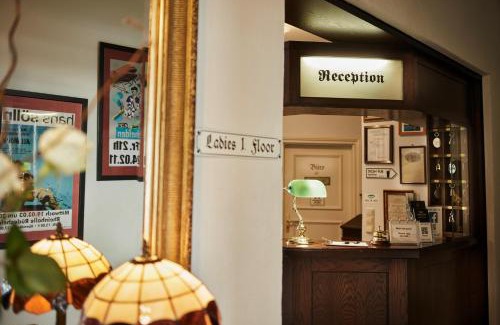 Mainz-Bingen Cabin | Hajo's Germania Lodge & Irish Pub: Family-Friendly Retreat