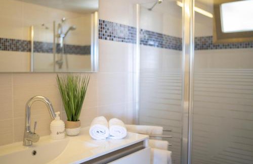 Eilat Apartment | Experience YANZ APARTMENT: 4-Star Stay with Hot Tub Access