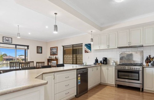 South Yunderup House | Inviting 3BR Holiday Home with Private Jetty and Pool