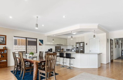 South Yunderup House | Inviting 3BR Holiday Home with Private Jetty and Pool