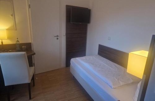 Heppenheim Hotel | Pet-Friendly Retreat at Halber Mond with Family Dining
