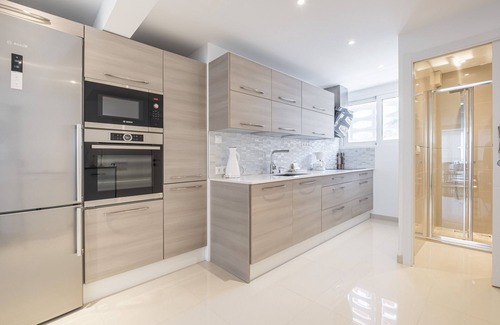 Benidorm Apartment | Halcón Deluxe 5-A: Oceanfront Retreat with Pool & Spa