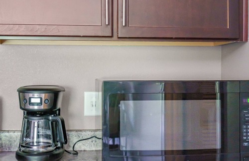 West Des Moines Apartment | Halcyon Hale Harmonized Hospitality Ground Floor Scenic End Unit Garage/Pool/Gym