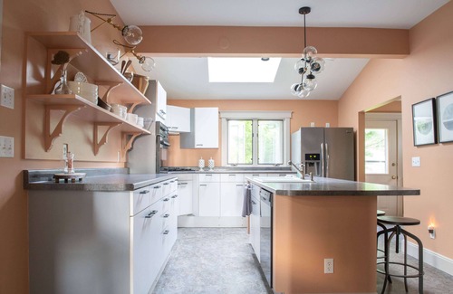 Bayfield House | Discover Hale House: Historic Gem with Lake View & Spa