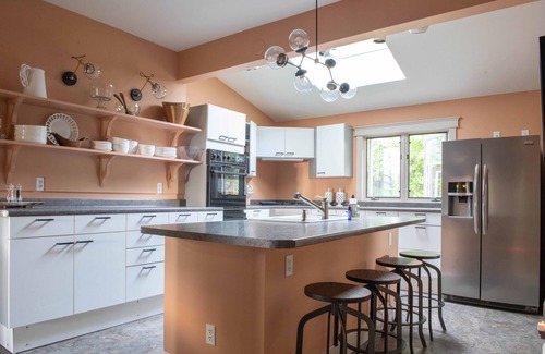 Bayfield House | Discover Hale House: Historic Gem with Lake View & Spa