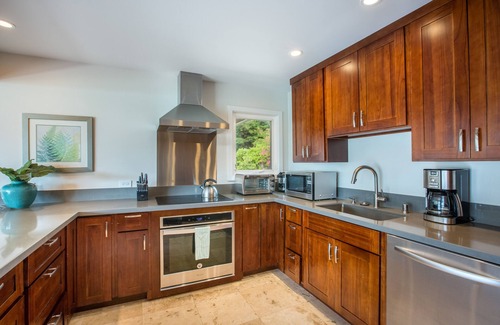 Portlock House | Idyllic Hale Maunalua with Ocean Views and Pool Access