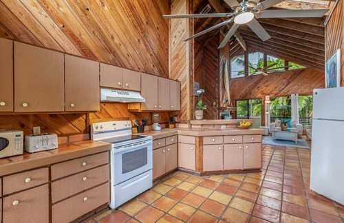 Hanalei House | Ideal Retreat for Romance or Family Fun with Ocean Views