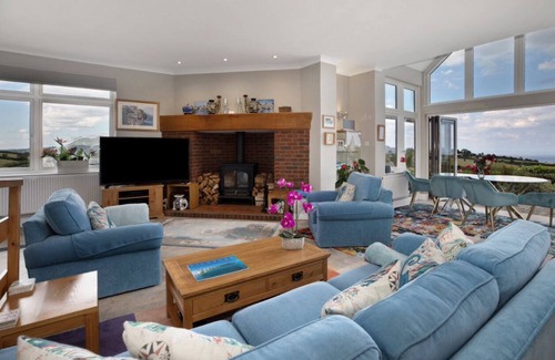Torquay City Centre House | Discover Halekulani Devon: Guest Rated 10/10 with Pool & Spa