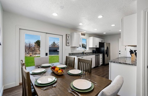 Riverton House | Perfect Retreat: Half Acre Home with Mountain Views