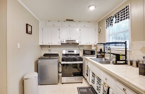 Hinesville House | Half-Mi to Dtwn: Hinesville Family Home w/Yard!