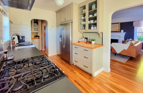Old Southwest Cottage | Charming Midtown Reno Cottage Near Riverwalk with Spa