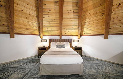 Half Moon Bay Hotel | Relax at Half Moon Bay Lodge with Pool and Spa Amenities