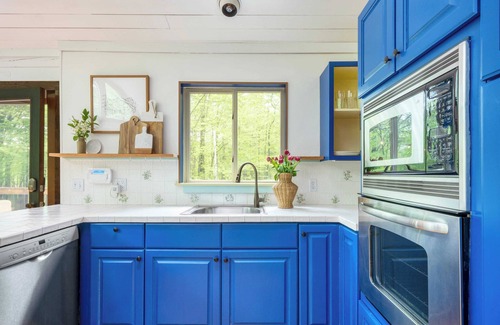 Great Barrington Cabin | Half Moon by Avantstay 4BR Cabin w/Large Deck & Yard w/Patio & Outdoor Dining