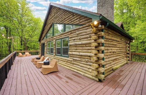 Great Barrington Cabin | Half Moon by Avantstay 4BR Cabin w/Large Deck & Yard w/Patio & Outdoor Dining