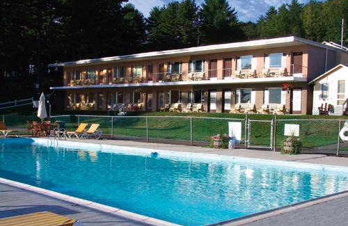 Weirs Beach Hotel | Oceanfront Getaway at Half Moon Motel & Cottages
