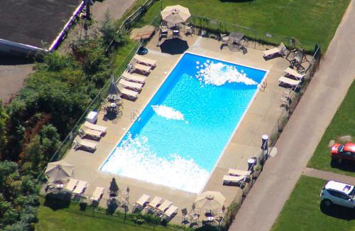 Weirs Beach Hotel | Oceanfront Getaway at Half Moon Motel & Cottages