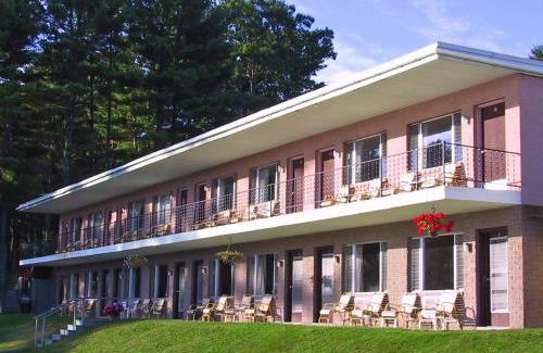 Weirs Beach Hotel | Oceanfront Getaway at Half Moon Motel & Cottages