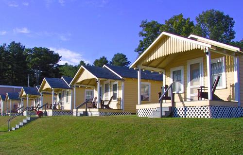 Weirs Beach Hotel | Oceanfront Getaway at Half Moon Motel & Cottages